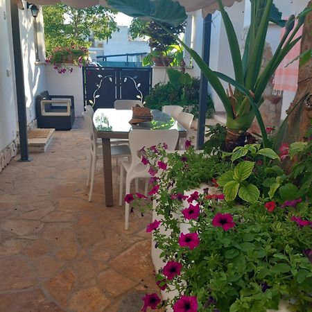 Villa Raggio Di Sole Parcheggio Privato Порто Чезарео Екстериор снимка