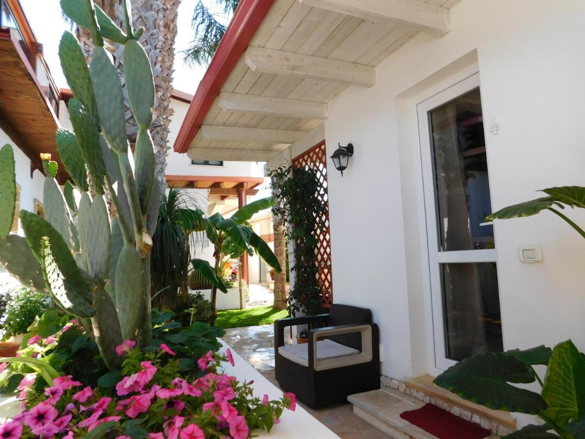 Villa Raggio Di Sole Parcheggio Privato Порто Чезарео Екстериор снимка